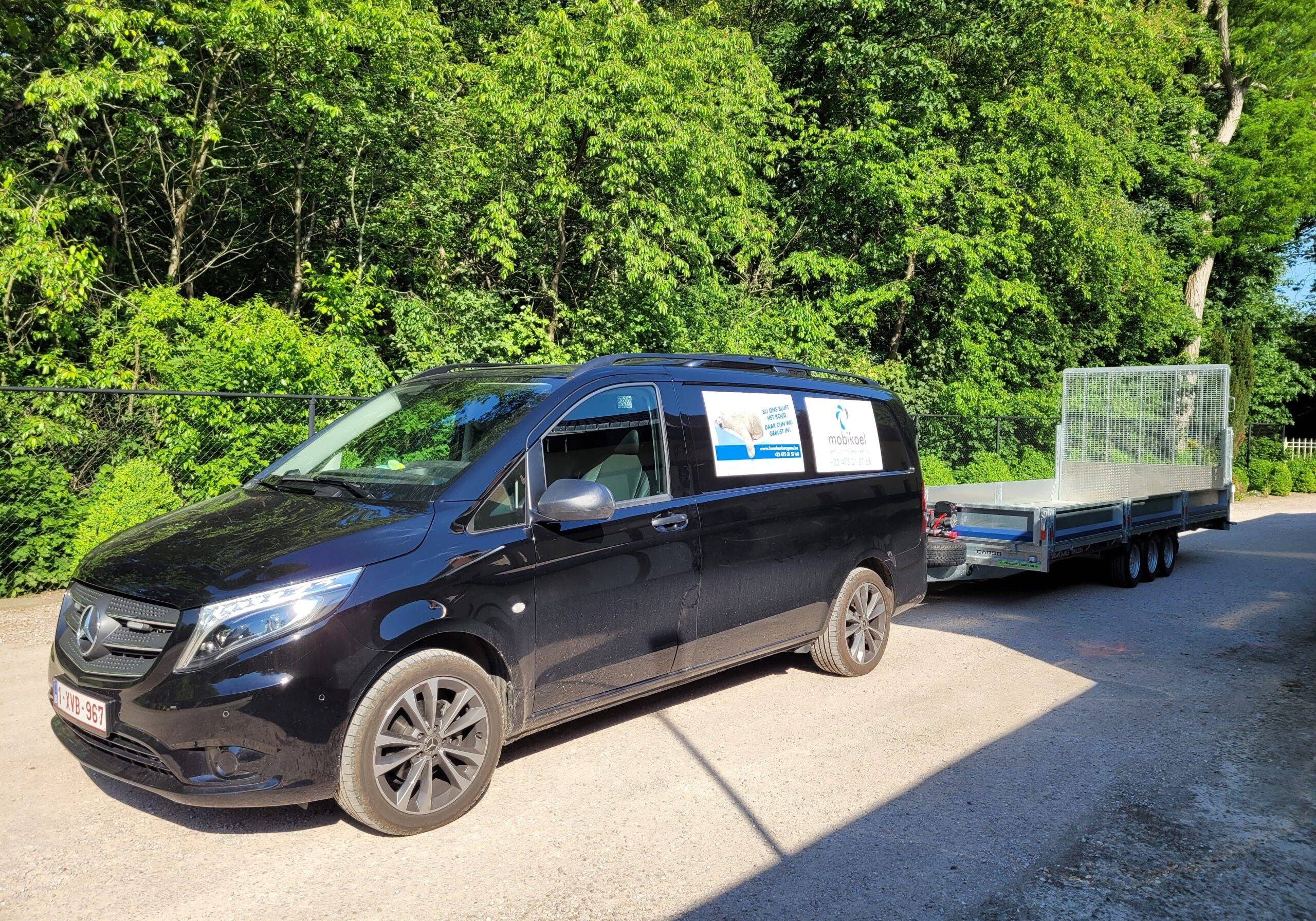 auto met aanhangwagen, transport koel- vriesunit