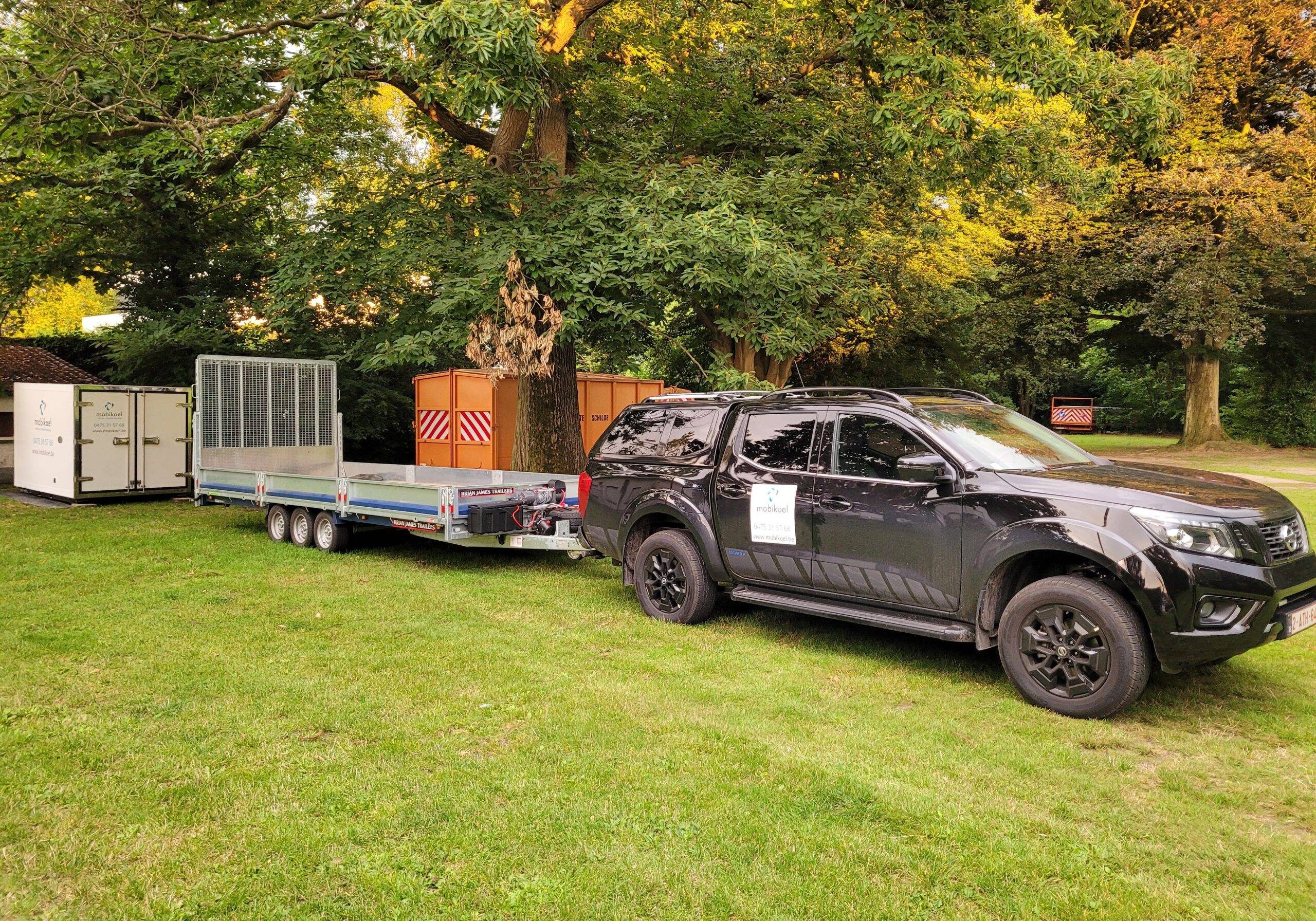 auto met aanhangwagen, transport koel- vriesunit